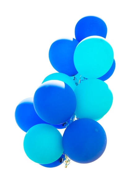 Niebieskie balony urodzinowe latające na białym tle