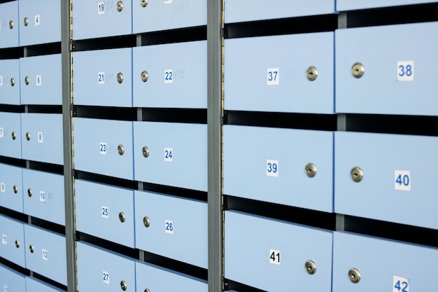 Niebieskie drewniane skrzynki pocztowe w rzędzie zbliżenie