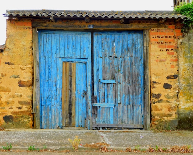 Niebieskie drzwi z napisem „zakaz palenia”.