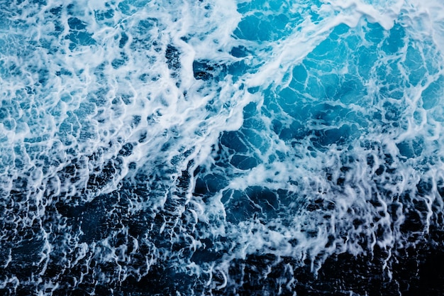 Niebieskie fale wody na tle oceanicznych fal