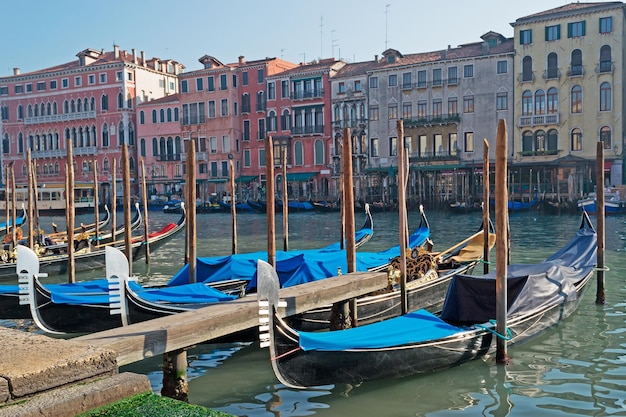 Niebieskie gondole w Wenecji Grand Canal