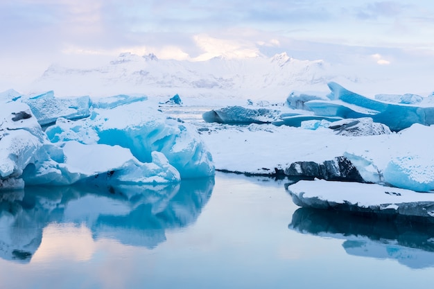 Niebieskie góry lodowe w lagunie lodowcowej, Jokulsarlon, Islandia