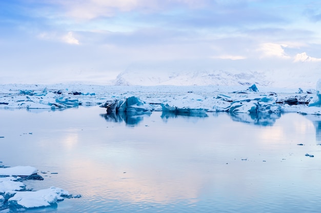 Niebieskie góry lodowe w lagunie lodowcowej, Jokulsarlon, Islandia