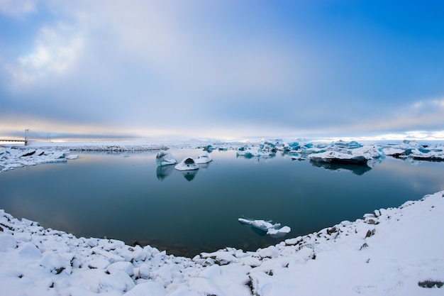 Niebieskie góry lodowe w lagunie lodowcowej, Jokulsarlon, Islandia