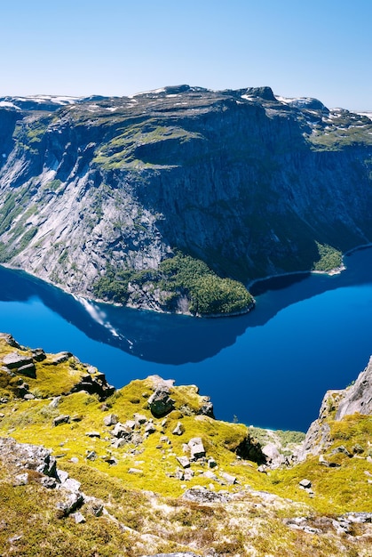 Niebieskie jezioro w Norwegii w pobliżu Trolltunga