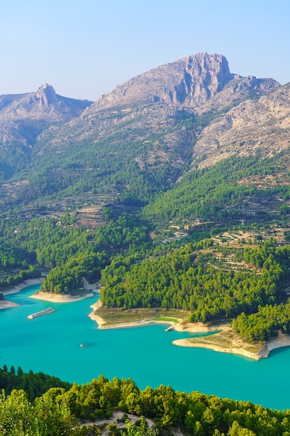 Niebieskie Jezioro W Zielonej Dolinie Obok Wysokich Gór Skalistych. Guadalest Alicante.