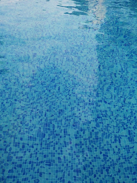 Niebieskie kafelki basenu