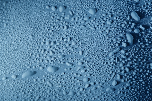 Niebieskie krople rosy na gładkiej powierzchni