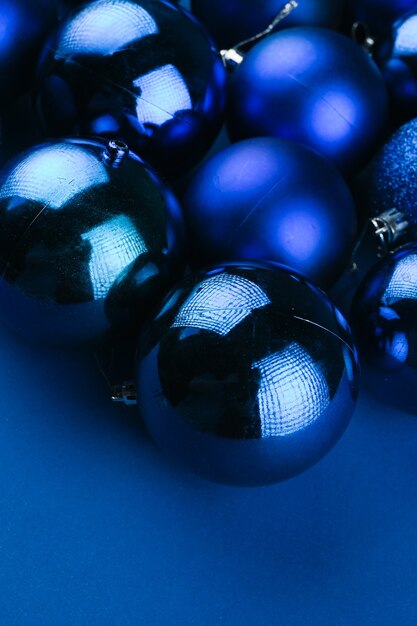 Niebieskie kulki ułożone na niebieskim tle. Zdjęcie wysokiej jakości