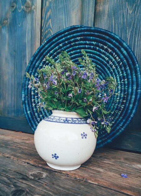 Zdjęcie niebieskie kwiaty polne w wazonie