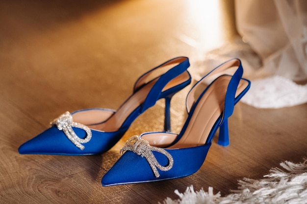 Niebieskie letnie buty damskie leżące na podłodze Świąteczne buty na wysokim obcasie