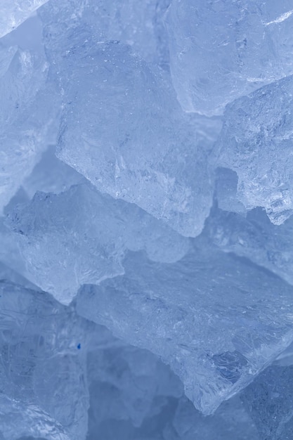 Niebieskie mrożone kostki lodu kruszone