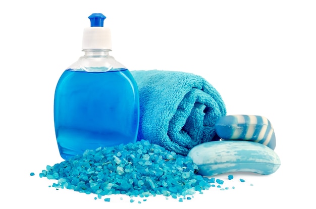 niebieskie mydło w płynie w butelce, mydło w płynie, sól do kąpieli, ręcznik na białym tle