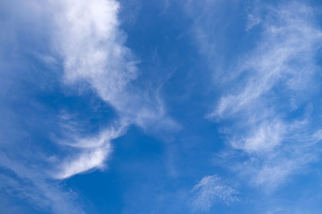 Zdjęcie niebieskie niebo chmurnieje tło. piękna biel chmura na niebieskiego nieba tle