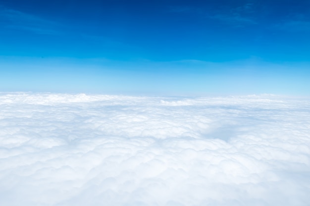 Niebieskie niebo i chmura Odgórny widok od samolotowego okno, natury tło