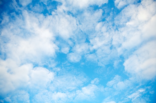 Zdjęcie niebieskie niebo z białymi chmurami w cennym dniu