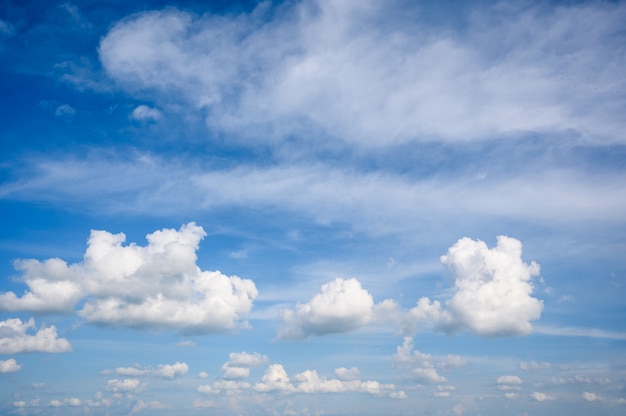 Niebieskie niebo z chmurami cumulus humilis. Prognoza pogody