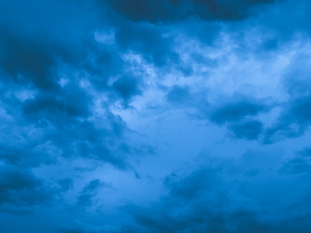 niebieskie niebo z ciemnymi chmurami fantazja panoramiczny widok