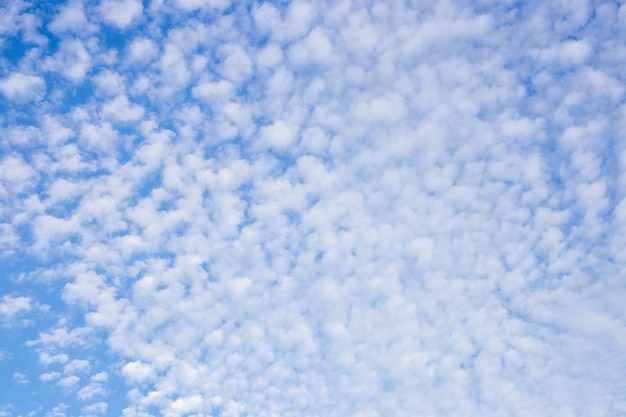 Zdjęcie niebieskie niebo z małymi białymi chmurami naturalne tło dla szablonu tekstu