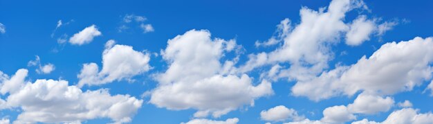 Niebieskie niebo z puszystymi chmurami pokojowy nastrój dla baneru strony internetowej