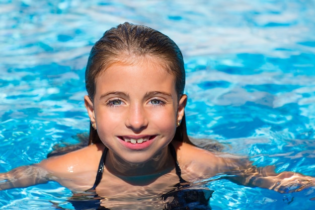 niebieskie oczy dzieciak dziewczyna przy basenie twarz w powierzchni wody
