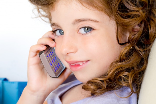 Zdjęcie niebieskie oczy dziecko dziewczynka mówi telefon komórkowy
