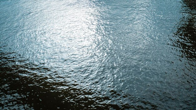 Zdjęcie niebieskie odcienie wody fale powierzchni jako tło. powierzchnia morza z falami, pejzaż morski