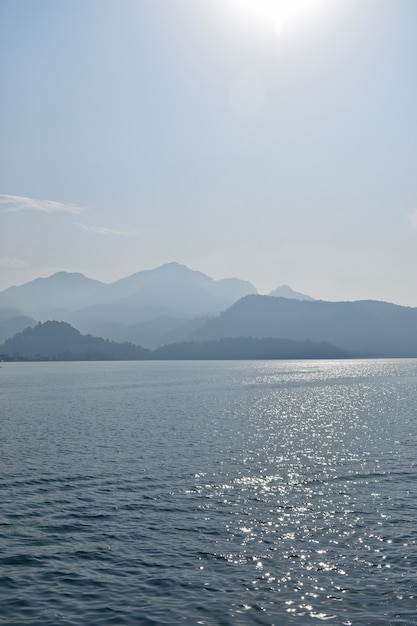 Niebieskie sylwetki gór na wybrzeżu Morza Egejskiego. indyk