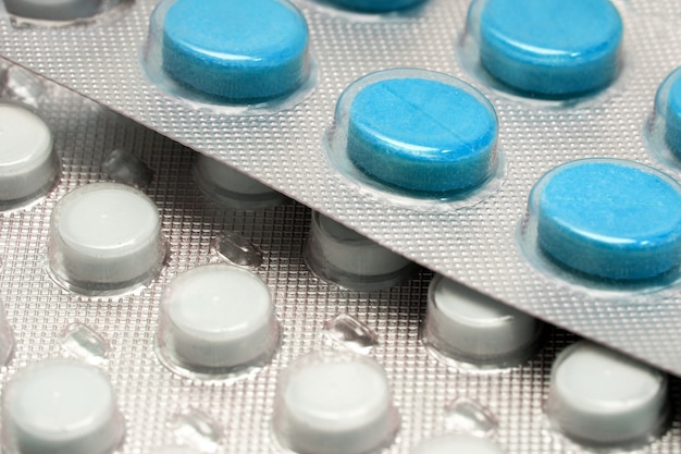 Niebieskie tabletki w blistrze z bliska. leki medyczne