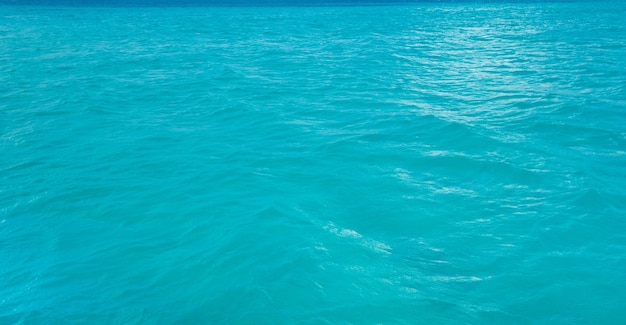 Niebieskie tło wody morskiej