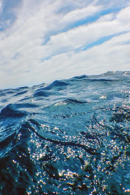 Zdjęcie niebieskie tło wody oceanu, fala z bliska