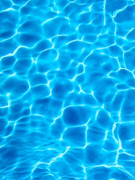 Niebieskie tło wody tętniącej, niebieski basen na powierzchni wody