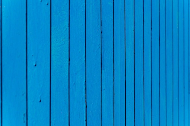 Niebieskie tło z pionowymi liniami metalowego ogrodzenia