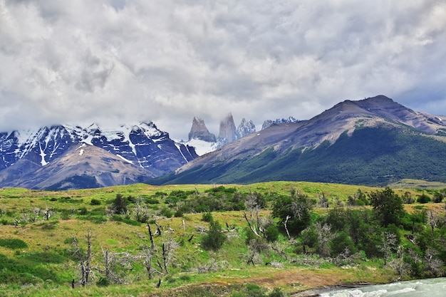 Niebieskie wieże w Parku Narodowym Torres del Paine w Patagonii w Chile