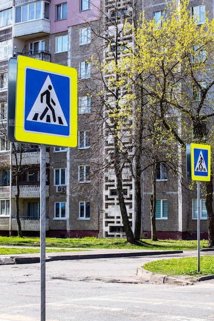 Zdjęcie niebieskie znaki dla pieszych w mieście latem