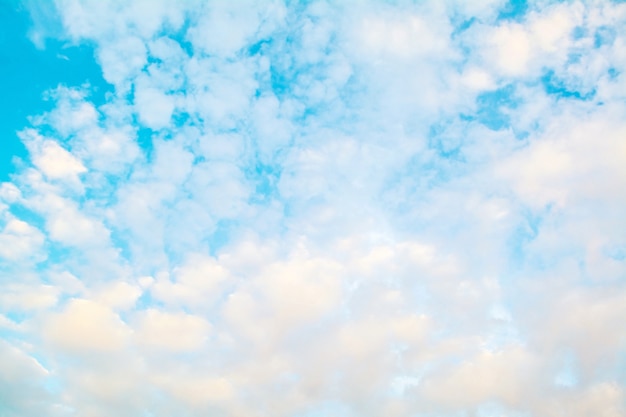 Zdjęcie niebieskiego nieba tło i biel chmur natury świeży tło