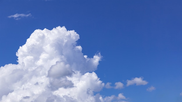 Niebieskiego nieba tło z białymi chmurami, podeszczowymi chmurami na pogodnym lata lub wiosny dniu.