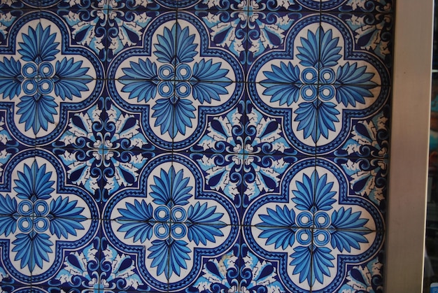 niebiesko-biały kwiatowy wzór jest pokazany na niebieski i biały dywan