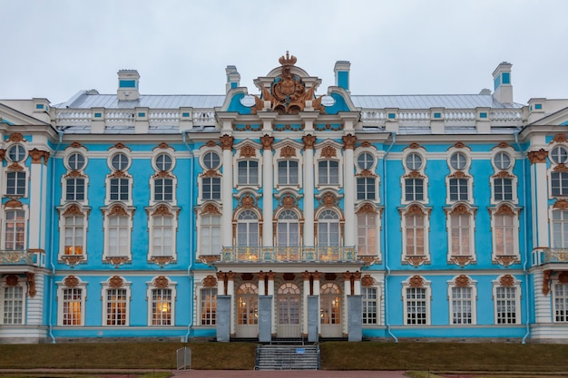Zdjęcie niebiesko-biały pałac pałacu zimowego w petersburgu