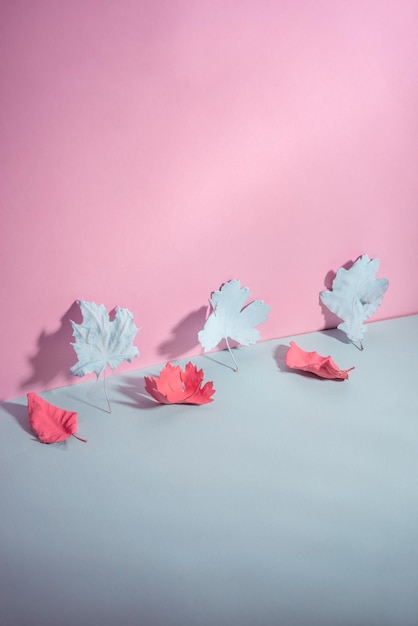 Niebiesko-różowe jesienne liście malowane minimalistyczną kompozycją