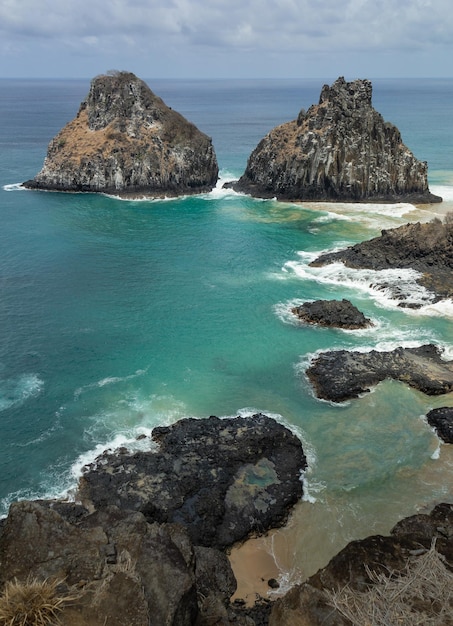 Niebiesko-zielona woda na plaży na archipelagu Fernando de Noronha Brazylia