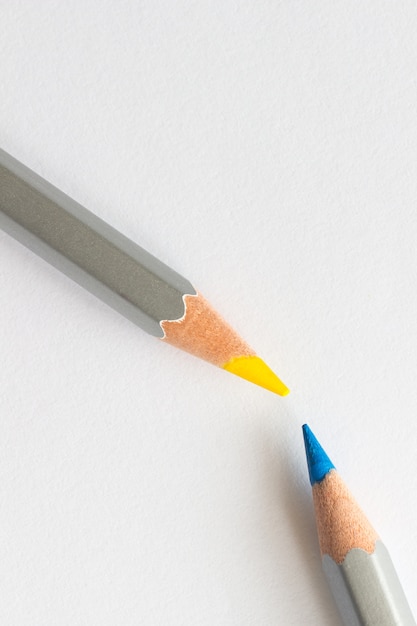 Niebiesko-żółte ołówki na białym tle