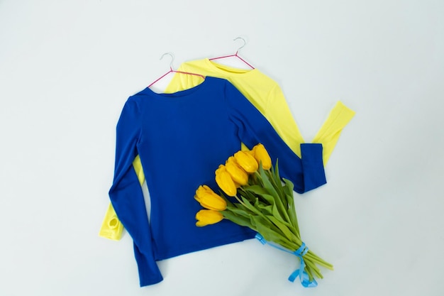 Niebiesko-żółty sweter z tulipanami flatlay