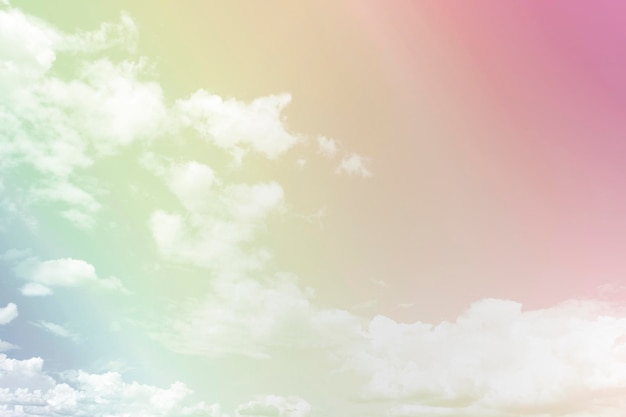 Niebo i chmury w pastelowych kolorach