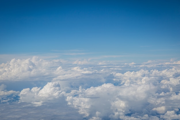 niebo i chmury widok z airplan tle