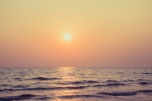 Niebo i plaża przed zmierzchu tłem