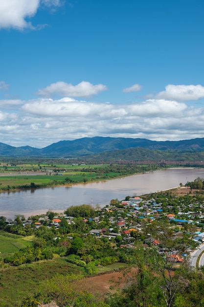 Niebo ma chmury i rzekę Mekong .sky i chmura. Białe chmury. Wieś w pobliżu rzeki. Rzeka graniczna. Rzeka graniczy z Tajlandią i Laosem. Chiang Saen, Chiang Rai.