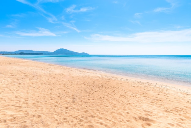 niebo na plaży i plaża z białym piaskiem