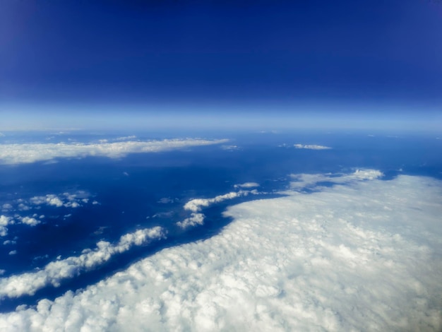 Zdjęcie niebo nad chmurami cloudscape tle blue sky