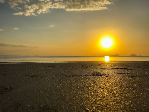 Niebo nad plażą i łodzią przed zmierzchu tłem